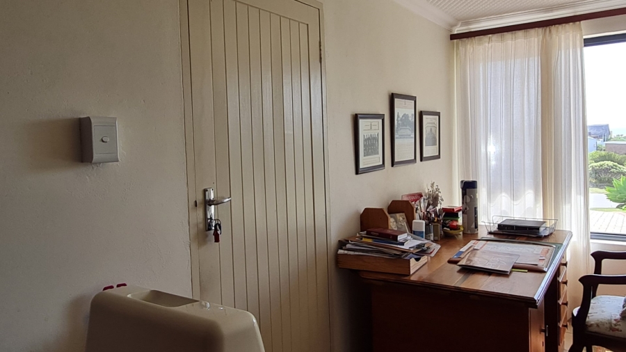 4 Bedroom Property for Sale in Boggomsbaai Western Cape